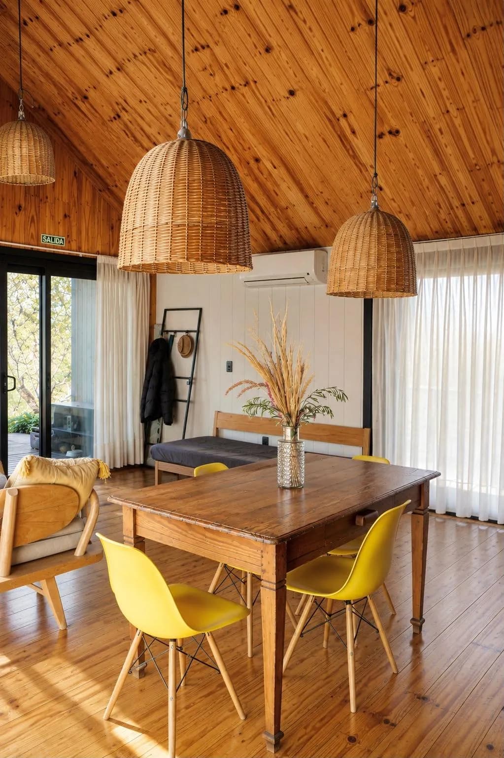 Comedor del loft con luz natural