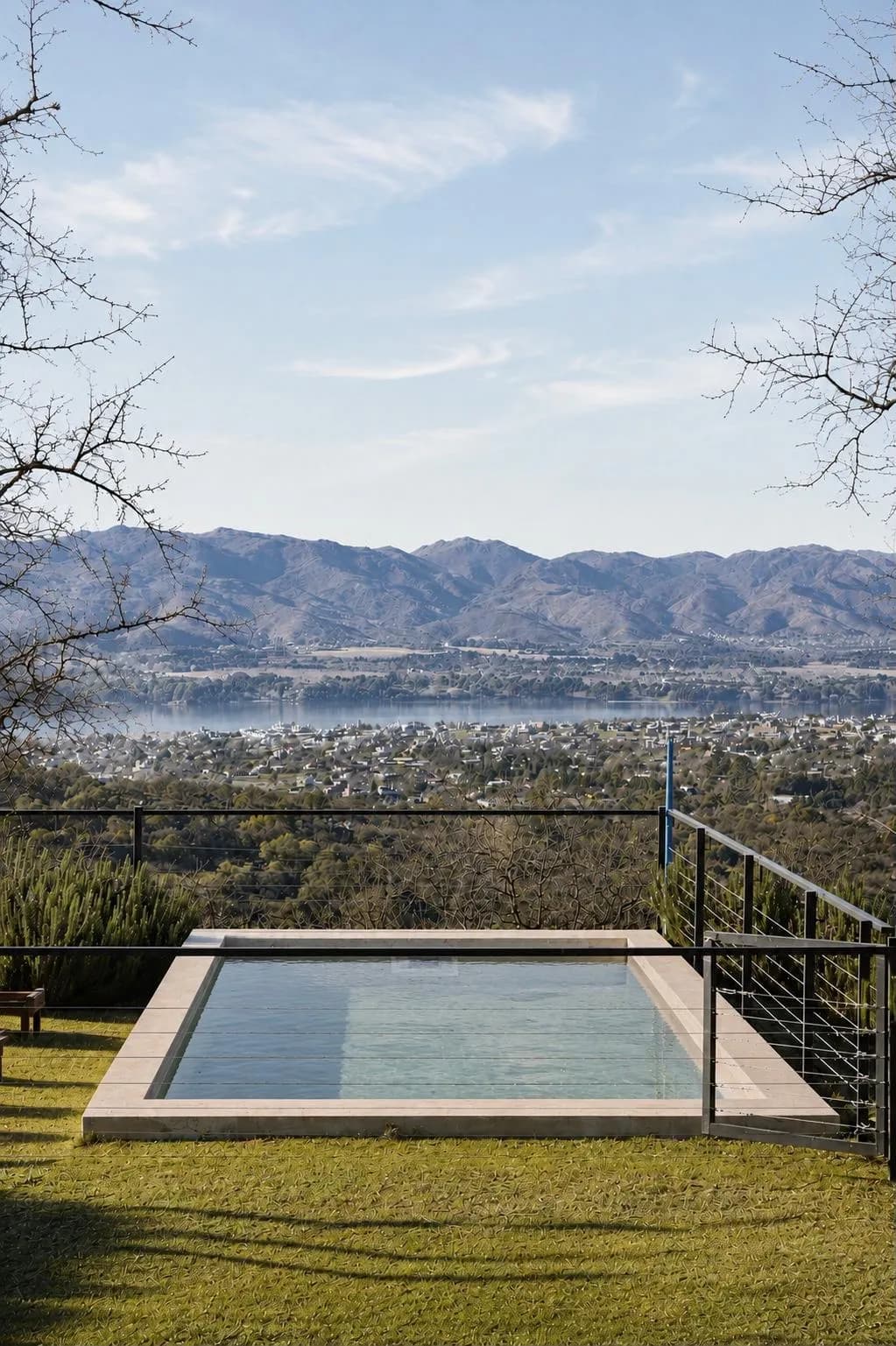 Pileta con vista al lago y a las sierras